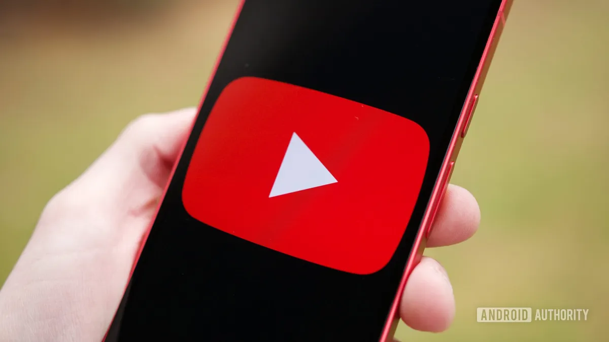 Логото на YouTube на екрана на смартфон