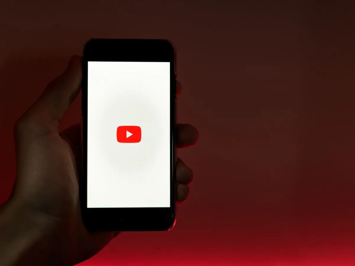Смартфон с отворено приложение на YouTube